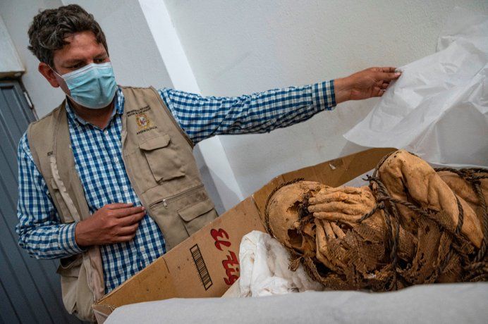 Las escalofriantes fotos de una momia encontrada en Perú