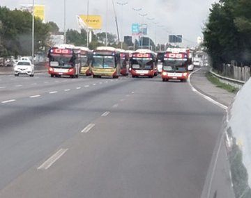 Caos: continúa el paro de colectivos y hay más de dos cuadras de cola en las paradas