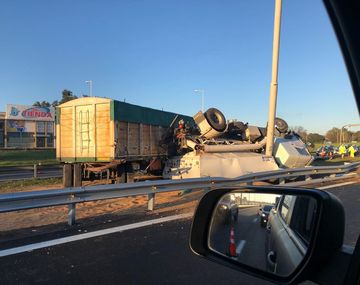 Caos de tránsito en Acceso Oeste por el choque y vuelco de dos camiones