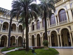 La Casa Rosada recorta en personal pero gasta $235 mil en una palmera