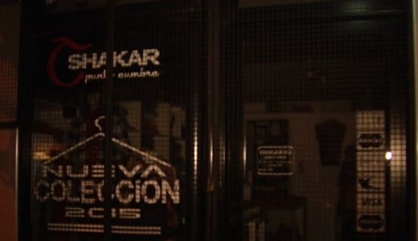 Entró a negocio de ropa, robó y violó a vendedora