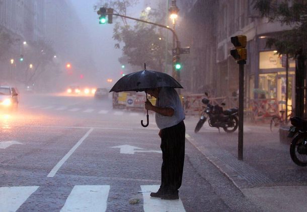 Preocupante alerta meteorológica por tormentas para Buenos Aires y 11 provincias más: el informe del SMN