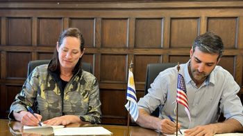 La embajadora estadounidense Heide B. Fulton y el ministro del Interior, Nicolás Martinelli, firmaron un nuevo acuerdo de intercambio de información. La embajadora estadounidense Heide B. Fulton y el ministro del Interior, Nicolás Martinelli, firmaron un nuevo acuerdo de intercambio de información.