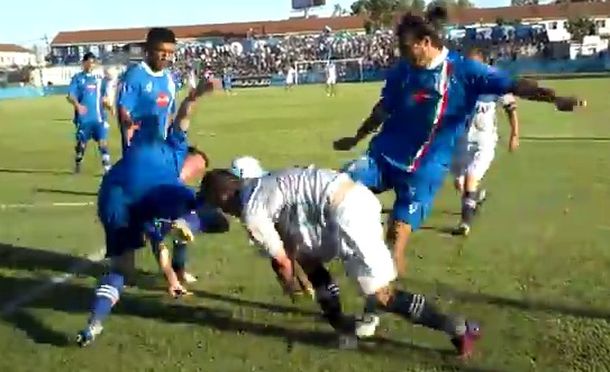 Fui a la pelota: brutal patada en el fútbol del ascenso