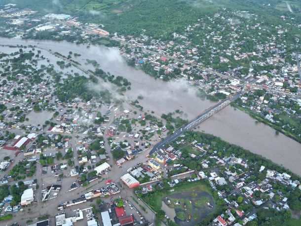 Poza Rica bajo el agua este viernes.