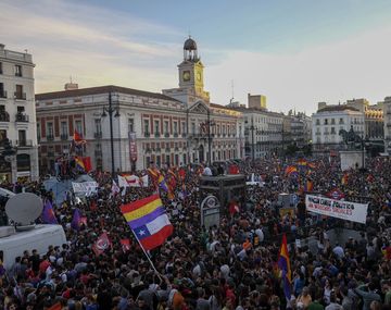 Multitudinaria marcha en reclamo de un referendo sobre la monarquía