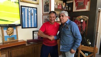 Holan firmó con Moyano el preacuerdo para seguir en Independiente - Crédito: @Independiente Holan firmó con Moyano el preacuerdo para seguir en Independiente - Crédito: @Independiente