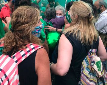 VIDEO: Así se vivió la votación por el aborto legal en las afueras del Congreso