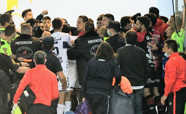 Fotos y videos: a las piñas tras el Gimnasia - Newells