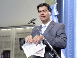 capitanich critico a clarin y rompio un diario en plena conferencia capitanich critico a clarin y rompio un diario en plena conferencia