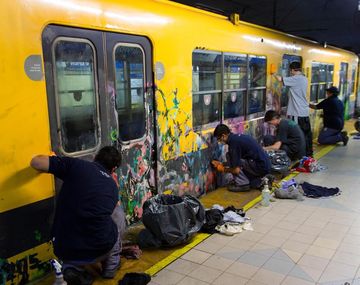 {altText(,#Rompepaga: grafiteros fueron obligados a limpiar su arte subterráneo)}