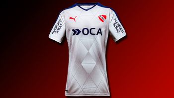 el rojo, de blanco: asi es la nueva camiseta suplente de independiente el rojo, de blanco: asi es la nueva camiseta suplente de independiente
